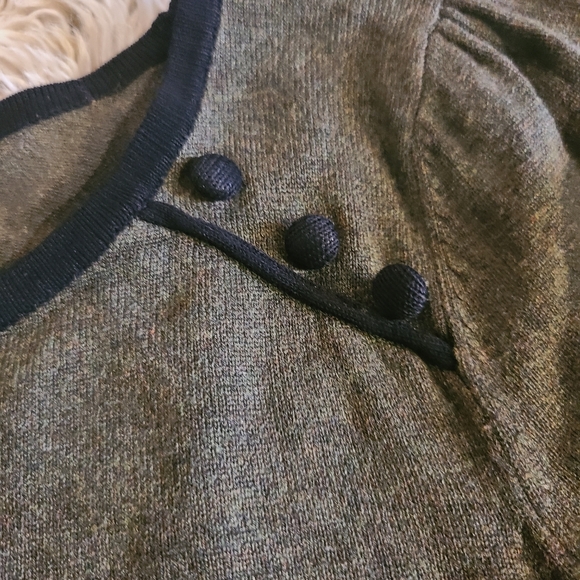 Beautiful green 3/4 sleeve sweater size small - Picture 2 of 4